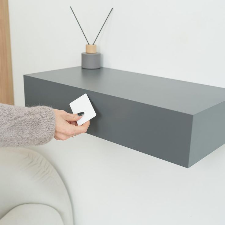 KONSOLE MIT GEHEIMEM STAURAUM