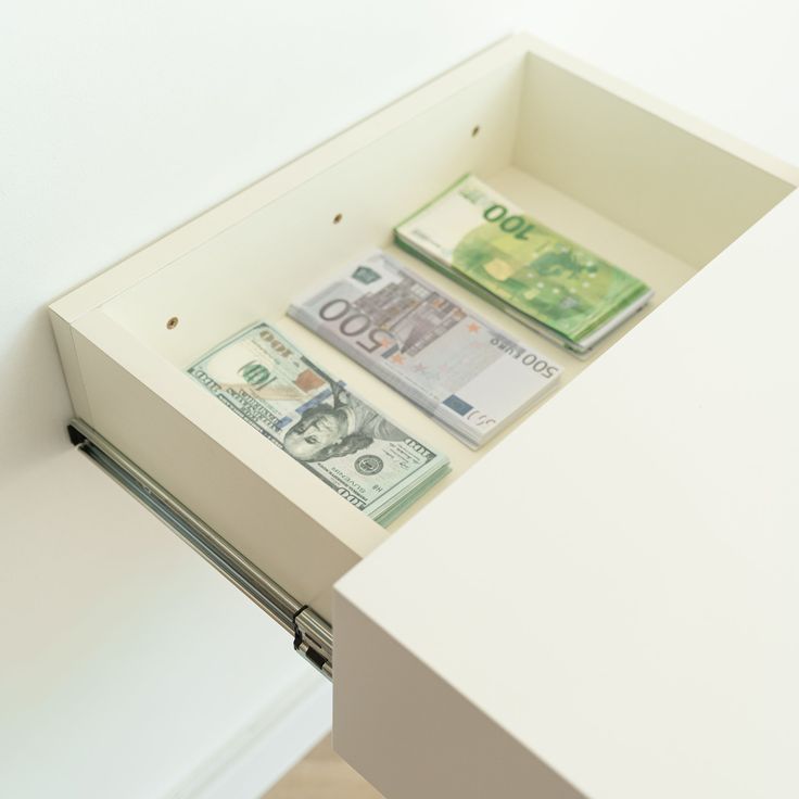 KONSOLE MIT GEHEIMEM STAURAUM