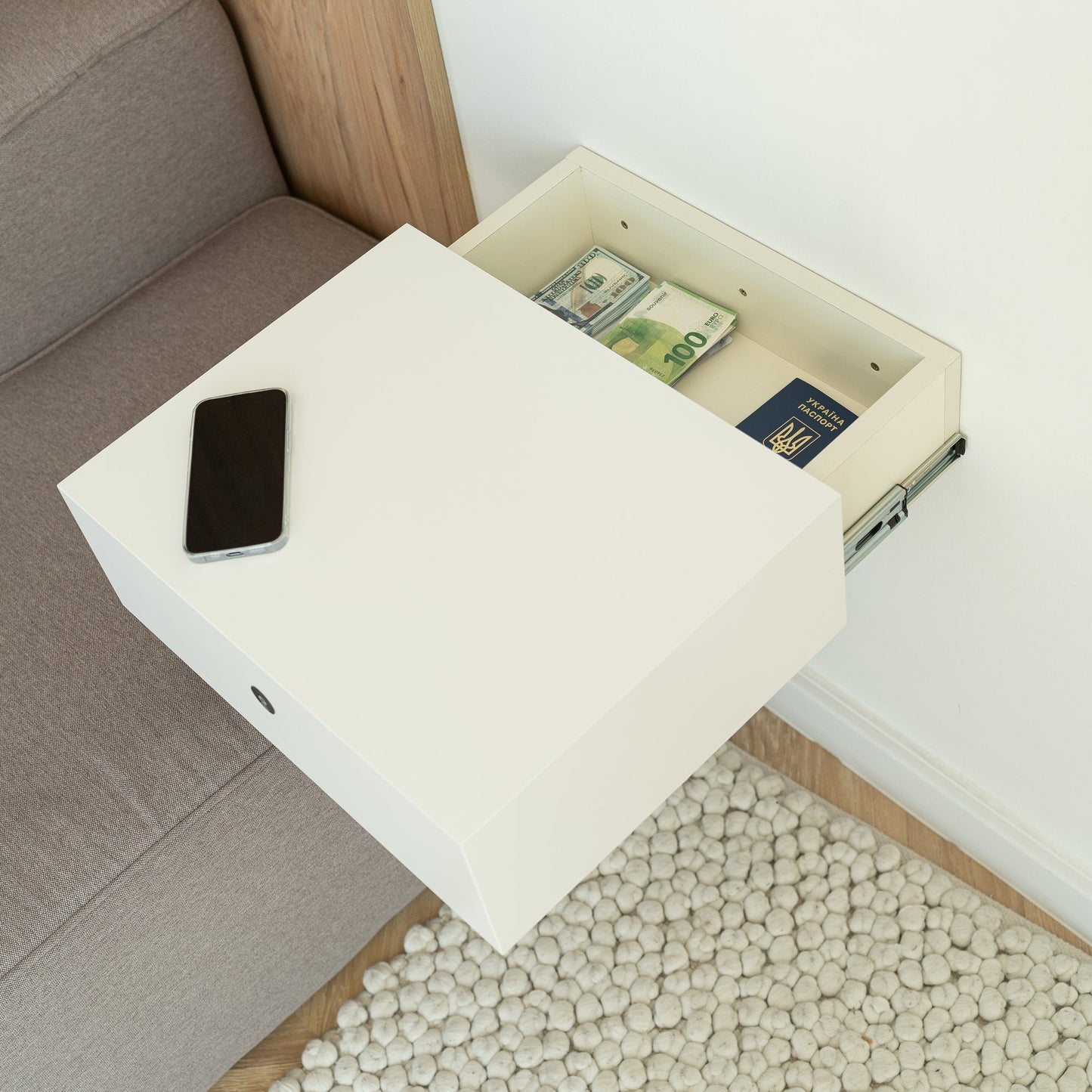 KONSOLE MIT GEHEIMEM STAURAUM