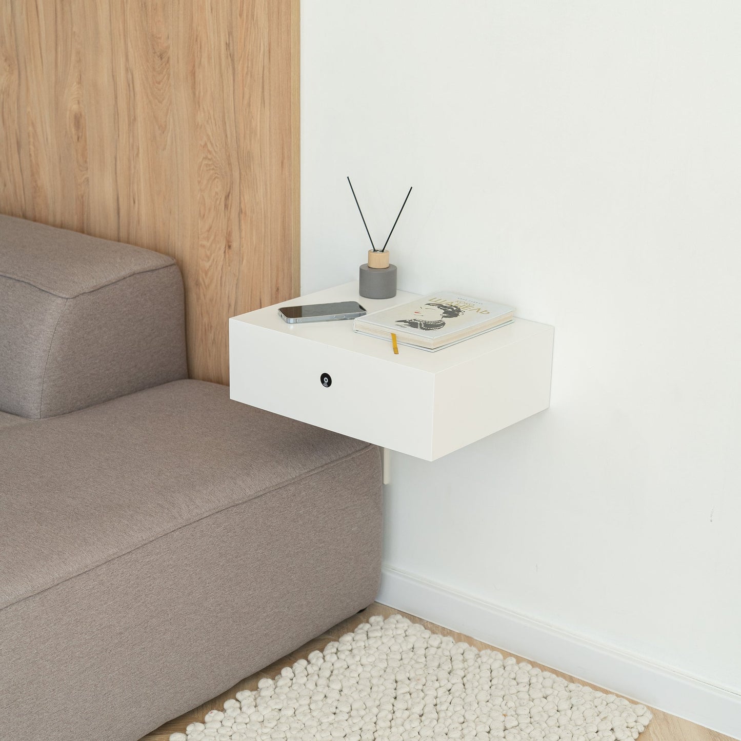 KONSOLE MIT GEHEIMEM STAURAUM